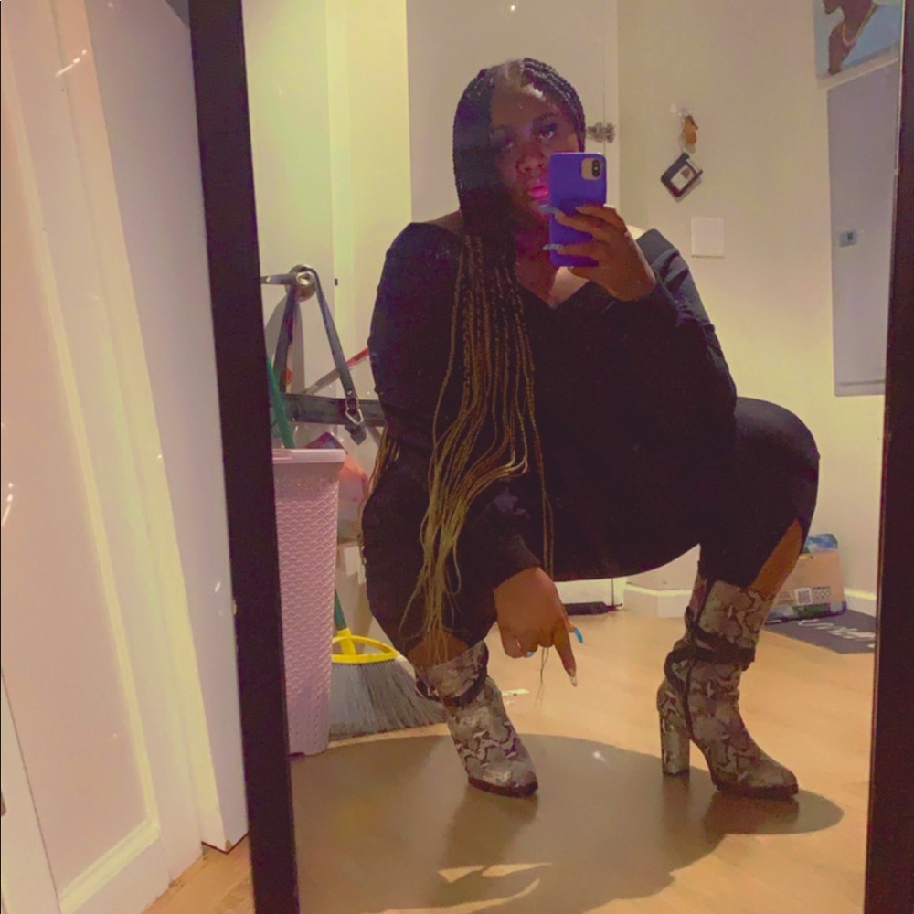 Shoe dazzle snake skin booties